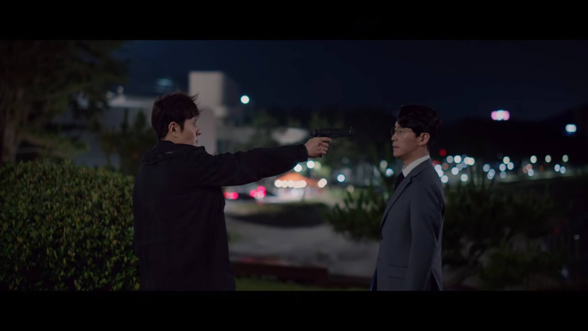총을 겨누는 상우