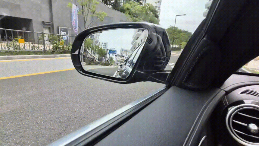 벤츠 E-클래스 사이드미러 각도를 조이스틱으로 조절하는 장면