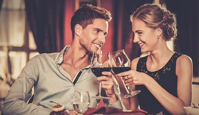 첫 눈에 반한다?...딱 2분 내에 결정된다고 Is love at first sight real? Perfectly-matched couples become biologically...