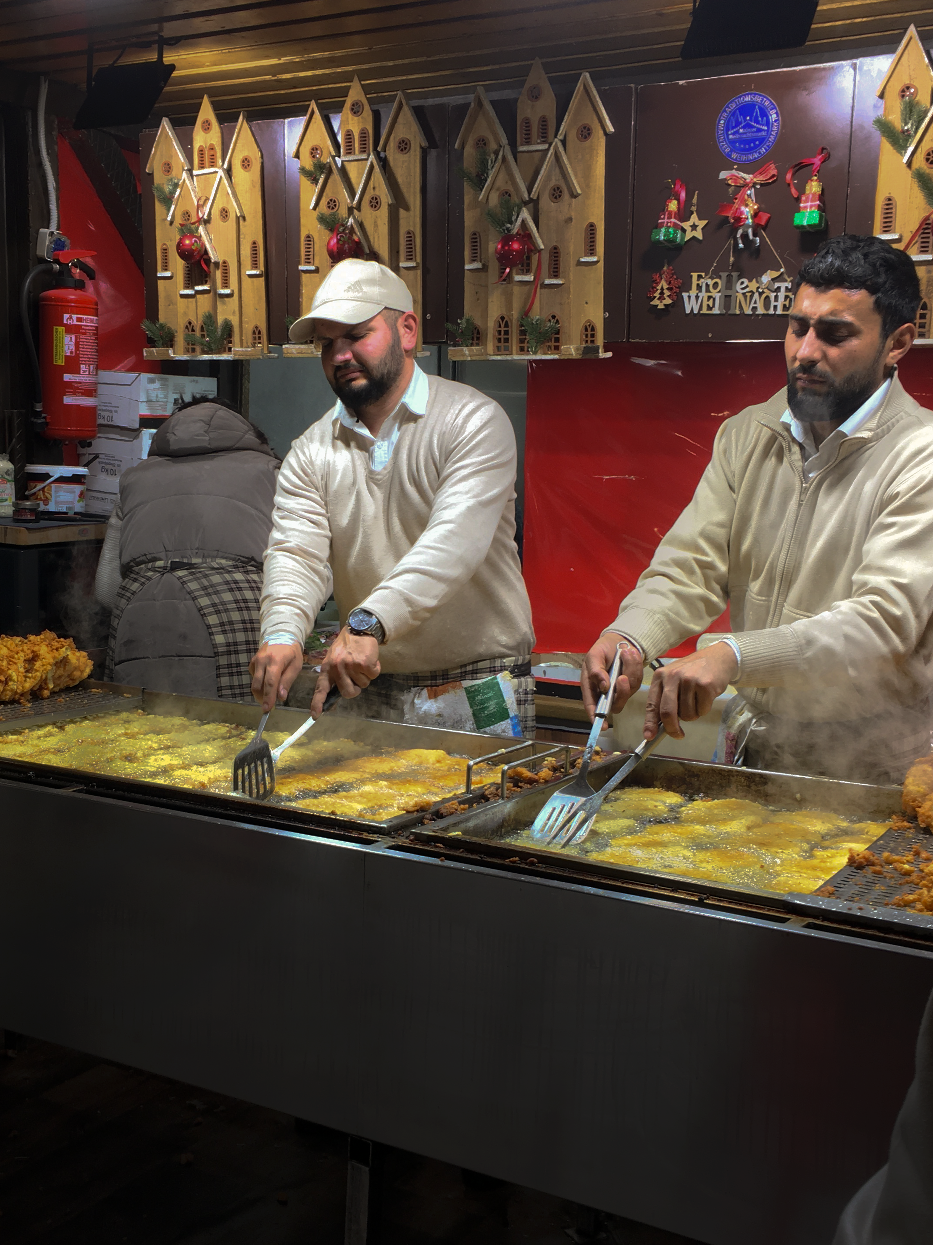 카르토펠푸퍼를 열심히 굽는 크리스마스마켓 직원들