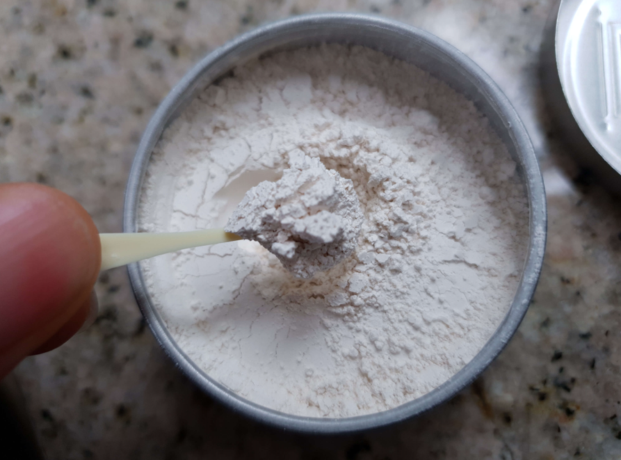 용각산-내부-용각산-가루-한스푼-뜨는모습