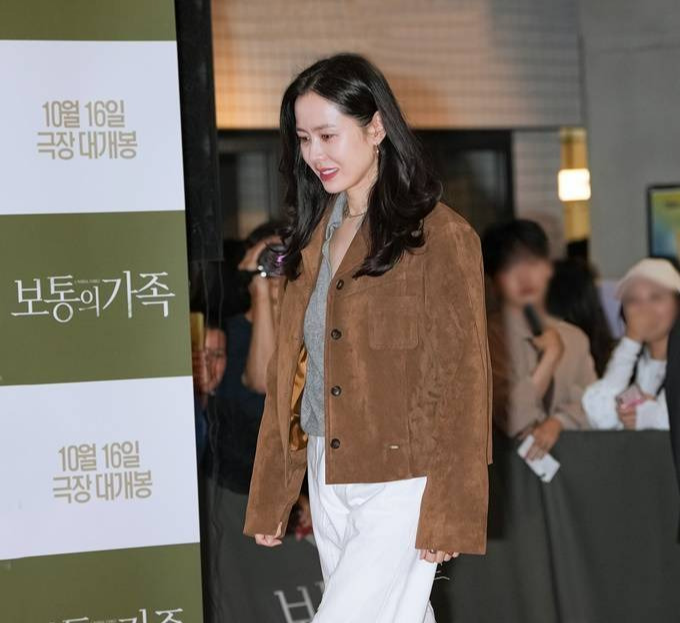 손예진 스웨이드 착용