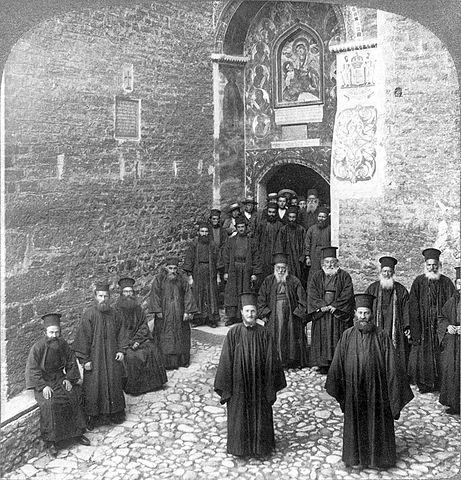 메가스펠라이온 수도원 문 앞의 동방 정교회 수도사들