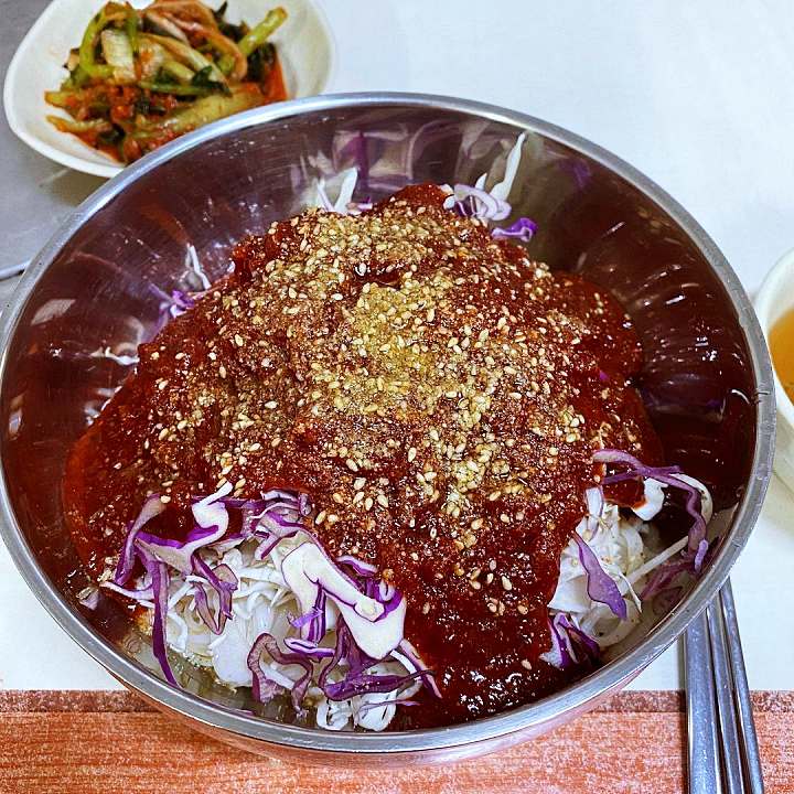 그리움을 달래는 온기 아낌없는 정성 한 그릇 잔치국수 비빔국수 칼국수 춘천 명동 중앙시장 맛집 추천 생방송투데이 인생 분식