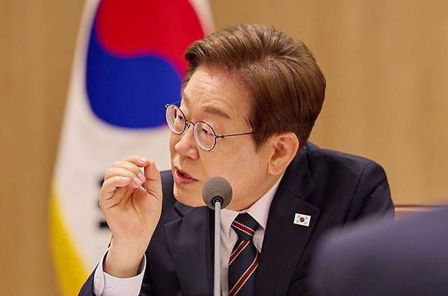 서울 용산구 대통령실 청사에서 열린 비상경제점검 TF 2차 회의를 주재하고있는 이재명 대통령 사진