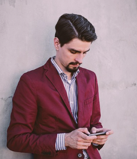 문자확인하는 모습