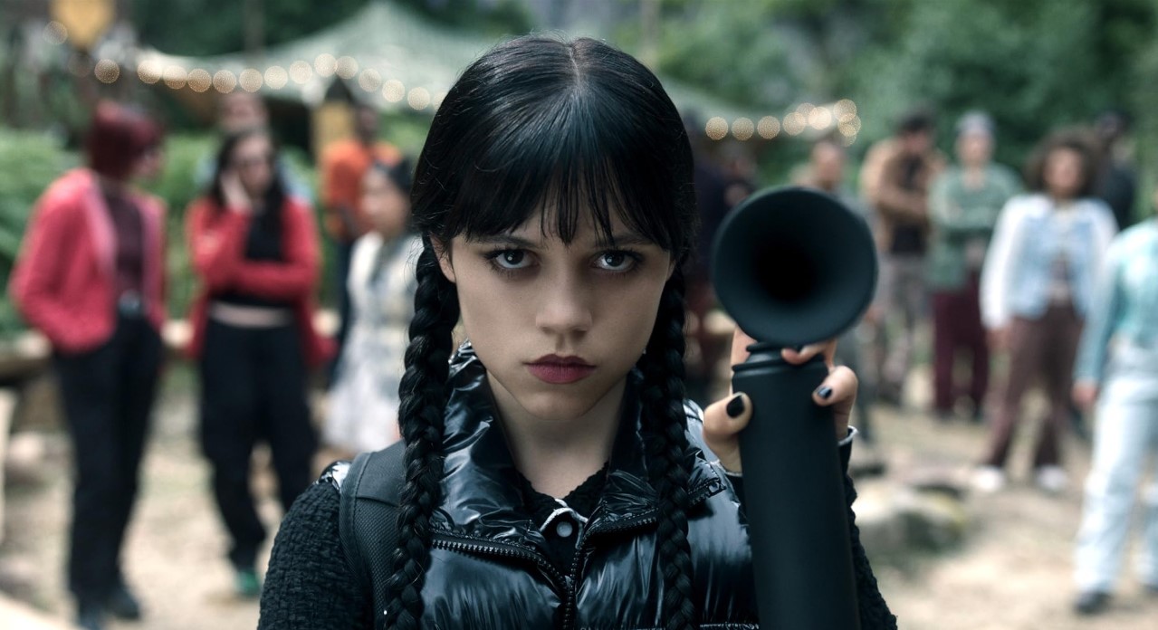 넷플릭스 웬즈데이에서 확성기를 든 웬즈데이 애덤스｜제나 오르테가 클로즈업 스틸컷