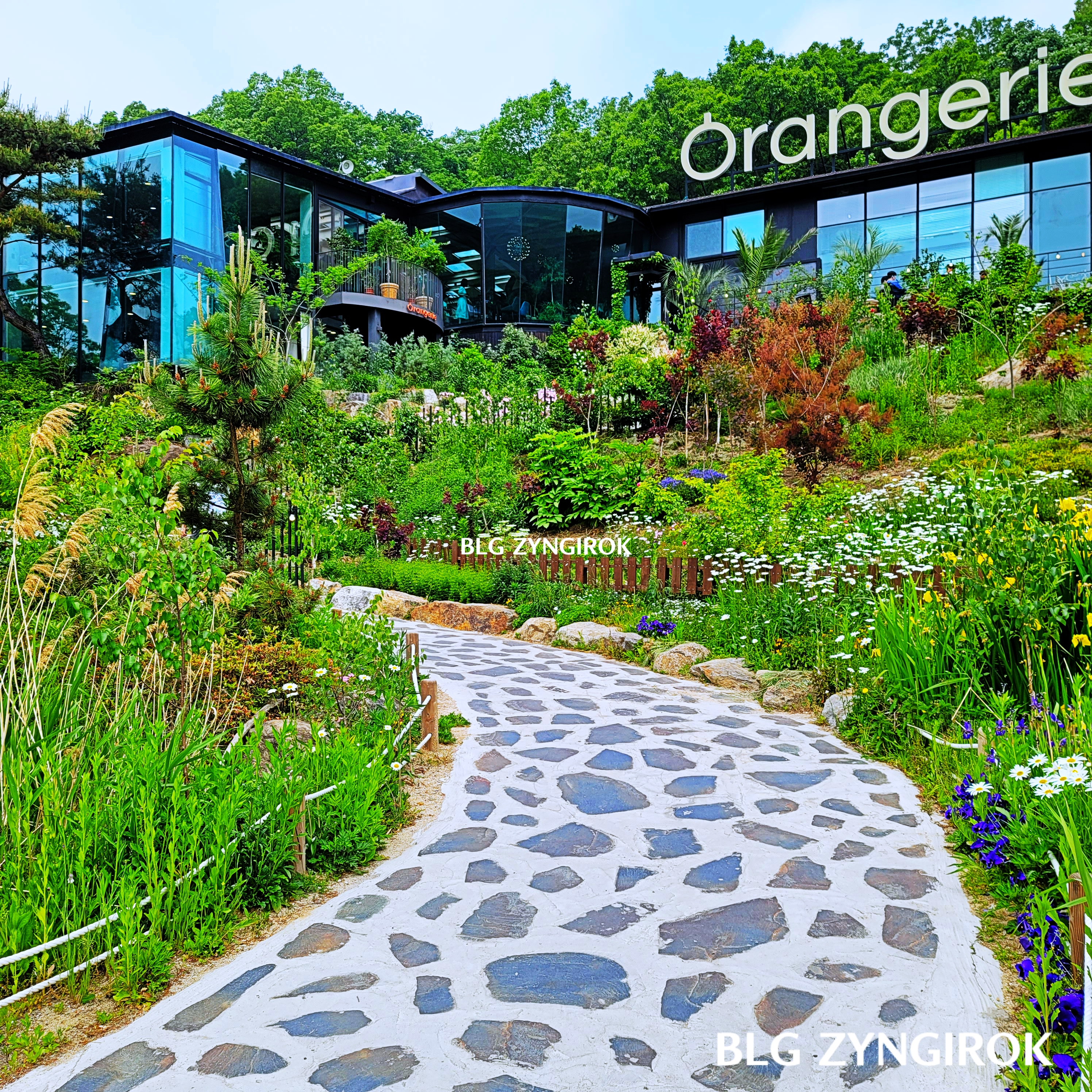 양주-오랑주리-카페-들어가는-길이다.