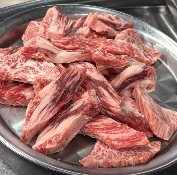 '곰탕과닭계장' 대표 메뉴 한우갈비살 사진입니다.