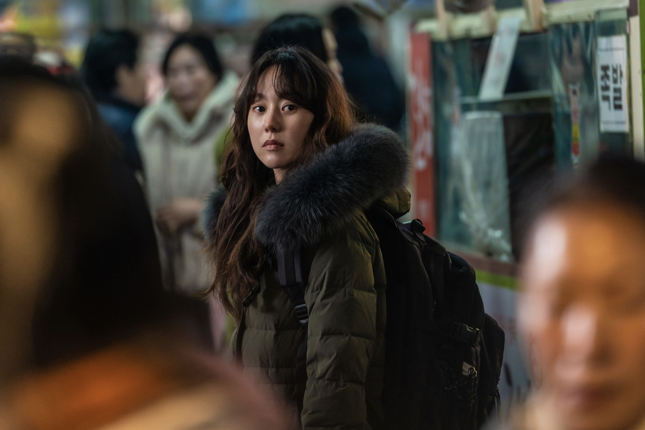 영화 브로큰 유다인이 시장안에서 무언가를 응시하고 있음