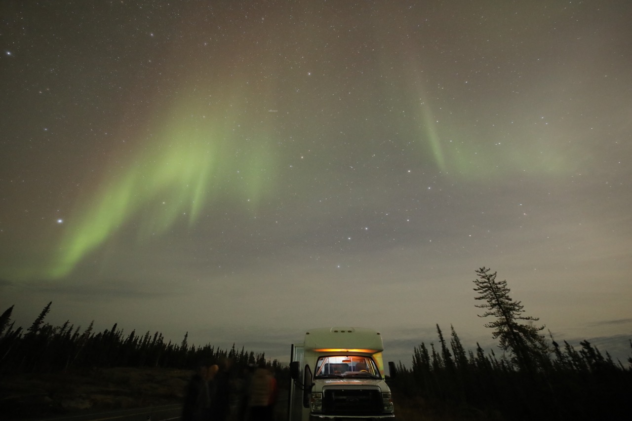 점점 빛을 발하는 오로라.