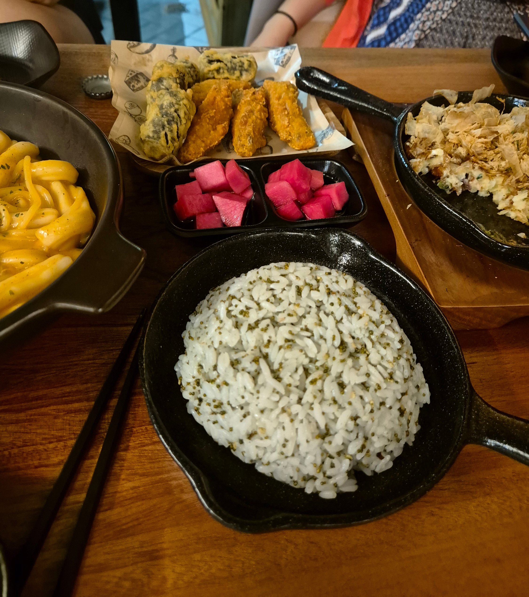 교촌동 쉼표 서비스안주와 주먹밥