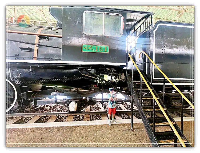 철도박물관_외부전시-증기기차-기차바퀴앞사진찍기-기차올라가는-계단