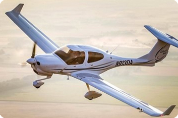 소형 항공기가 날아가는 모습