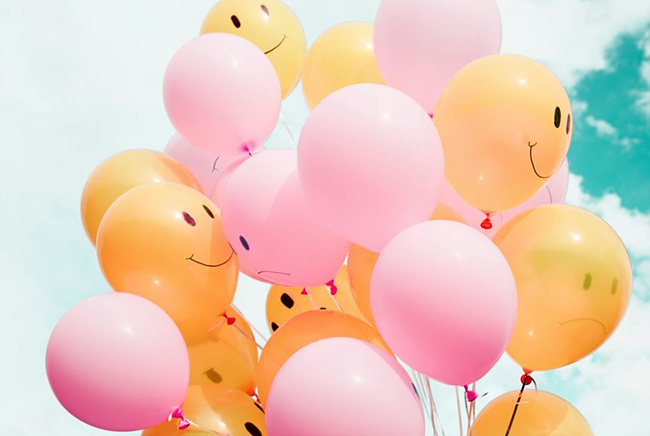 하늘에 스마일 얼굴이 그려진 풍선 다발 사진들