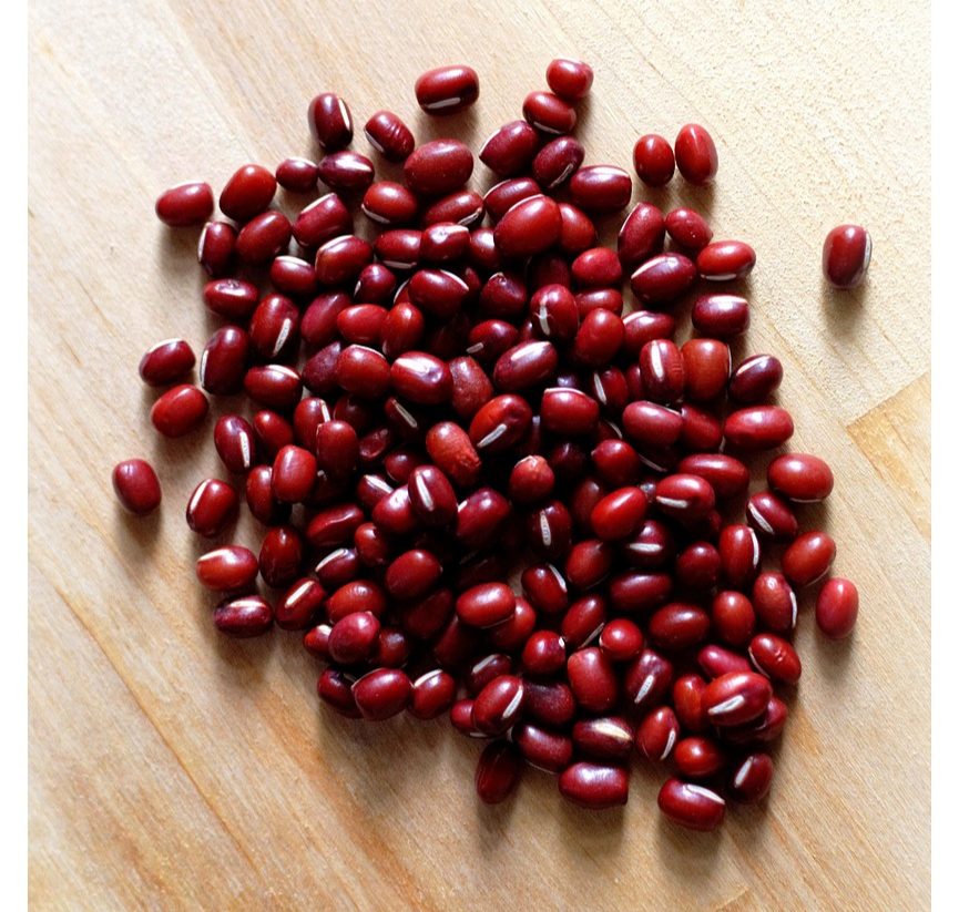 진한 붉은빛이 돌고 윤기가 흐르는 단단하고 매끄러운 팥 알갱이들