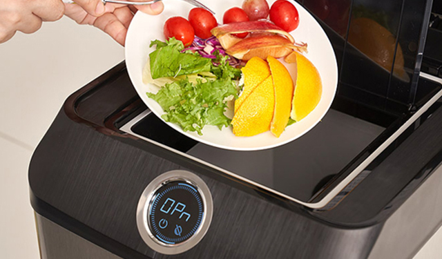 과일을 음식물처리기에 버리는 모습