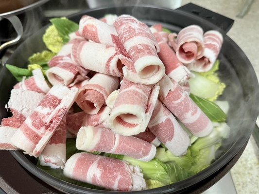 알배추-청경채-우삼겹을-찜기에-넣은-이미지