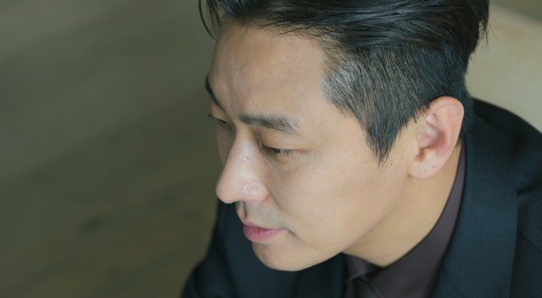 구급차 안에서 응급처치를 하며 긴박한 상황을 맞이한 사람들