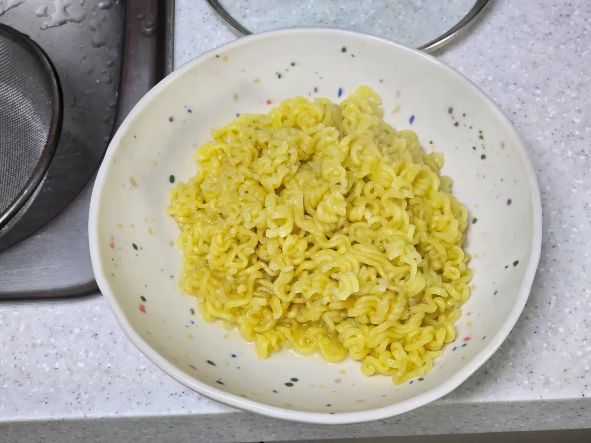 그릇에 옮겨 닮은 신라면 툼바 면