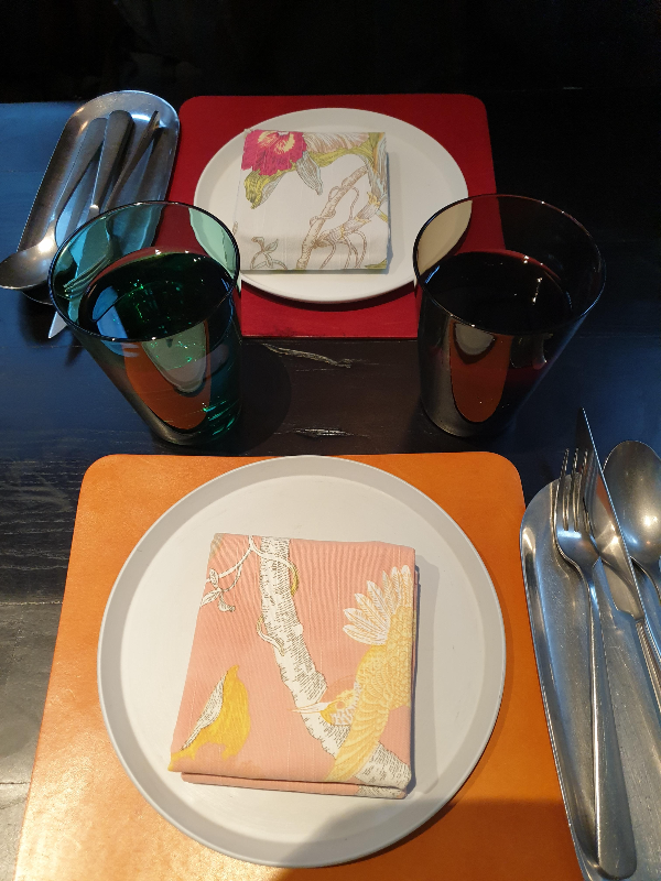 테이블웨어 위 접시에 클래식한 냅킨이 놓여있다.