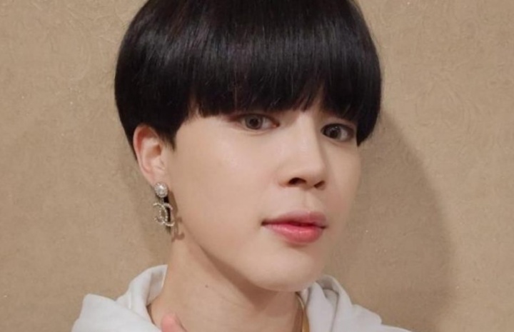 방탄소년단 지민이 고개를 살짝 틀어서 앞을 보고 있는 모습