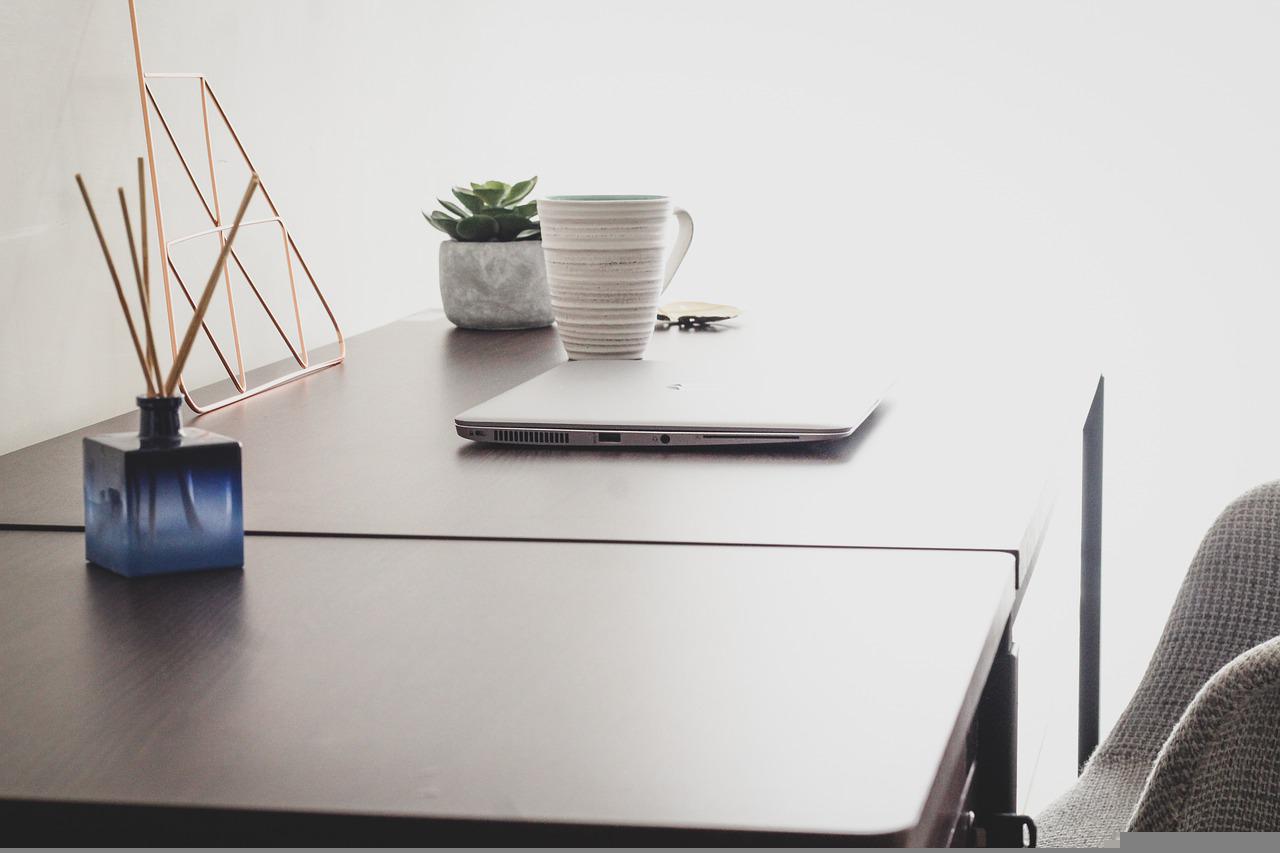 거실 책상에 놓여 있는 디퓨저