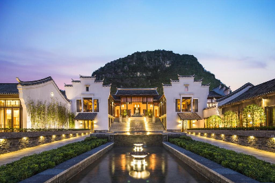Banyan Tree Yangshuo 는 전통 중국 농가와 회화풍의 산수를 현대적으로 재해석하여, ‘예술 속에 머무는 경험’ 을 제공합니다.