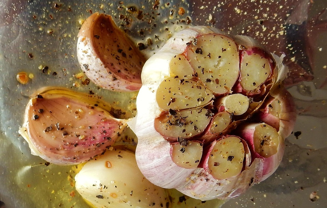 올리브 오일 후추 소금을 뿌려서 구운 마늘 사진