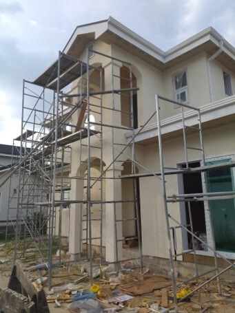 멋진-아이보리-색상의-집을-건축하는-모습