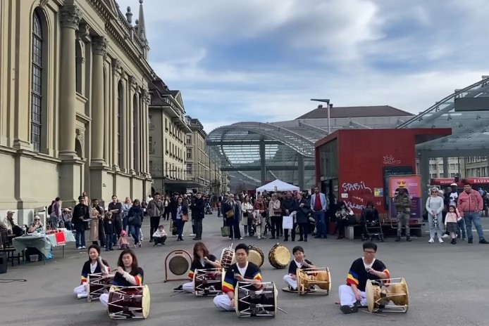 스위스 베른에서 공연하는 사물놀이패 "두드리고"