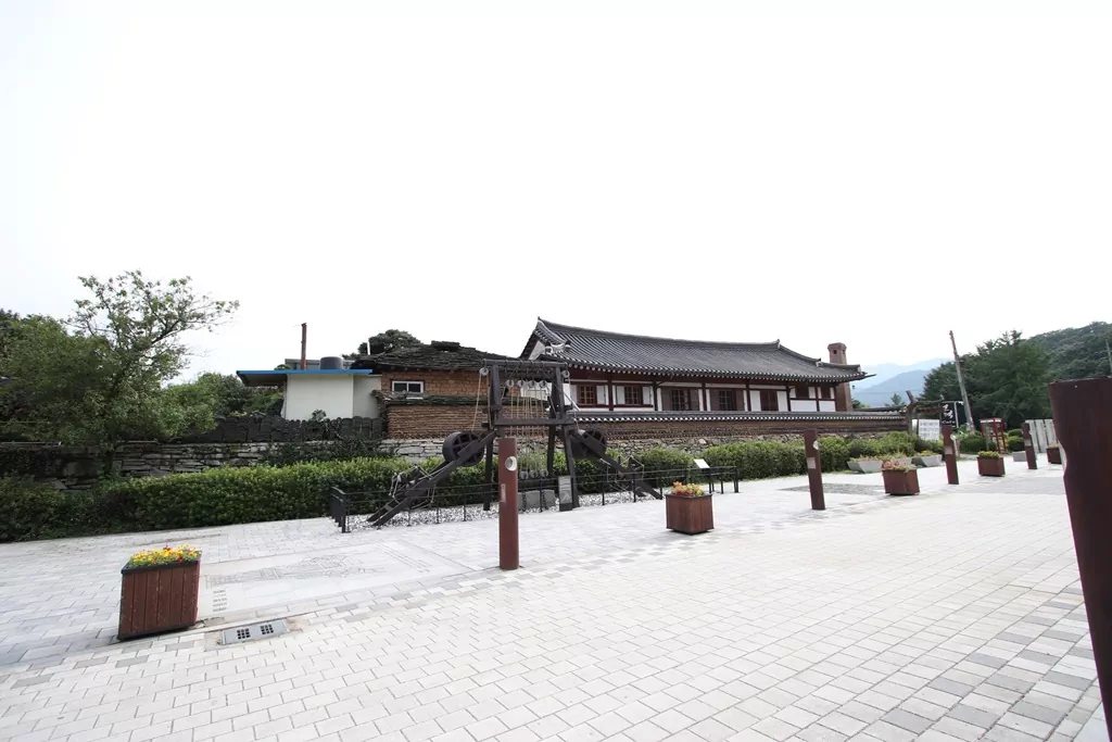 정약용 유적지와 여유당 앞. 거중기 모형 사진입니다.