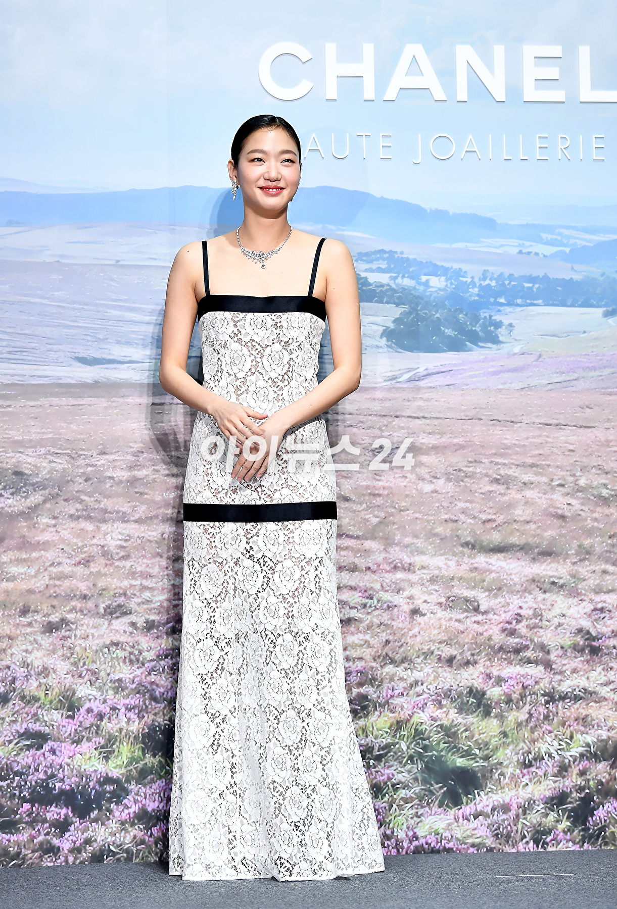 배우 김고은이 27일 오후 서울 광진구 파이팩토리 스튜디오에서 열린 트위드 샤넬 주얼리 행사에서 포토타임을 갖고 있다. [사진=곽영래 기자]