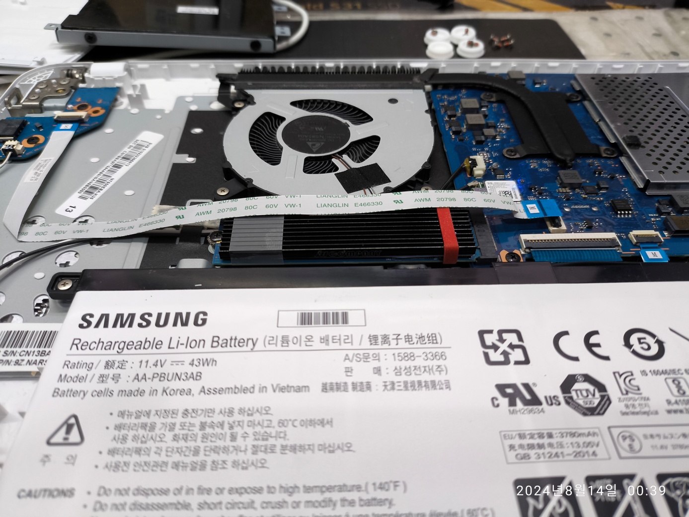 뚜껑을 닫아봤는데, 필름 케이블이 방열판에 걸쳐져서 눌립니다.