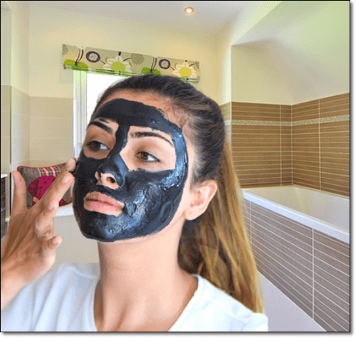 얼굴 팩하는 여성