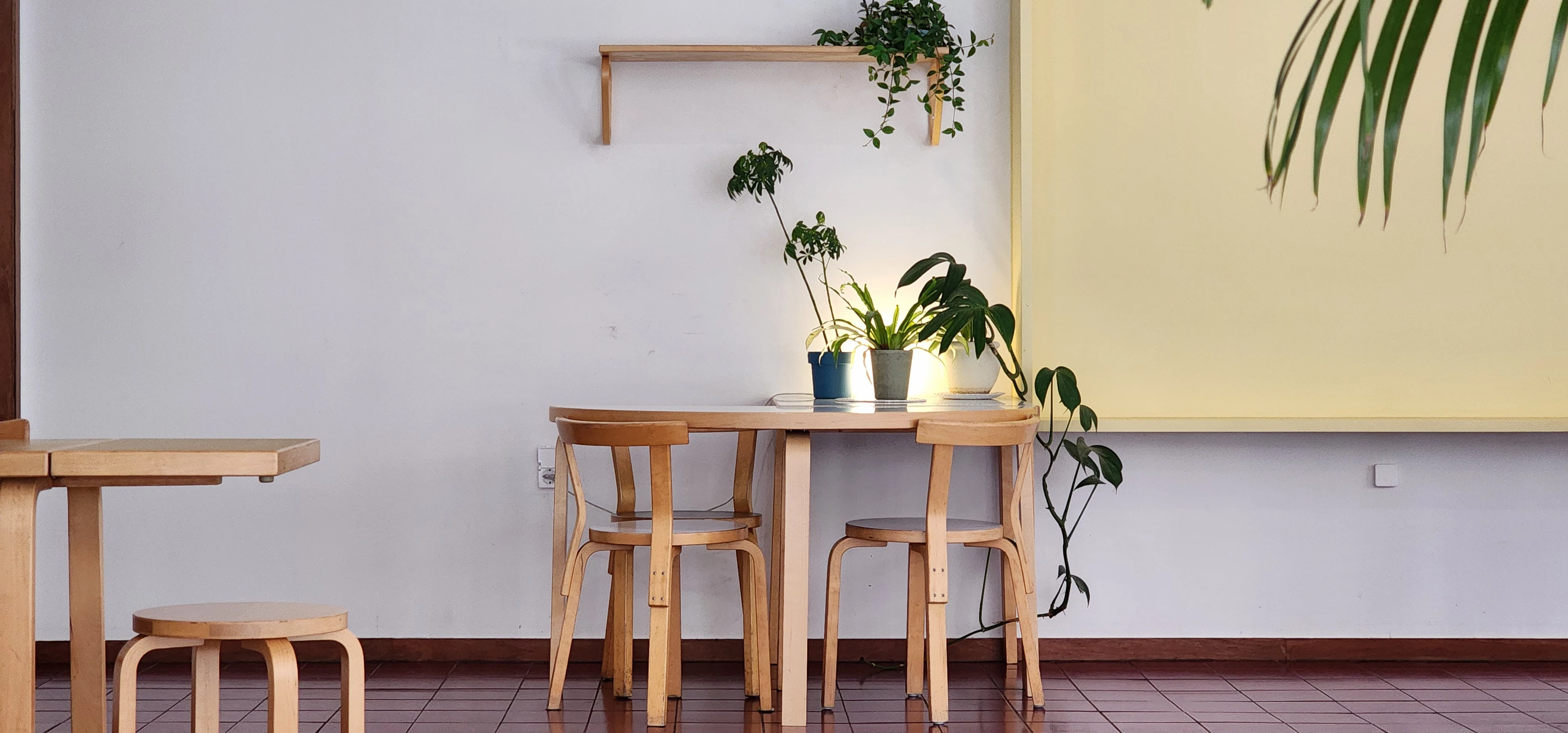 밝은 색 테이블, 의자, 노란색 포인트