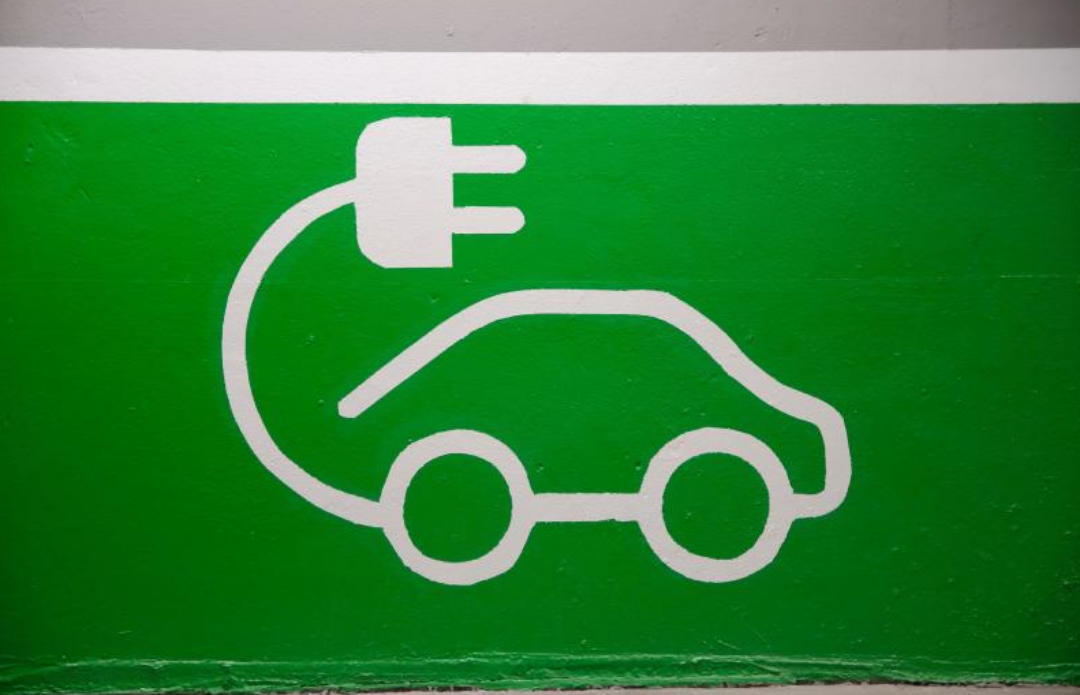 벽면에 페인트로 전기차 표시를 해두었다.