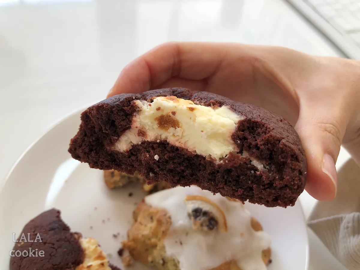 버터앤쉘터-레드벨벳크림치즈쿠키-반-자른-모습