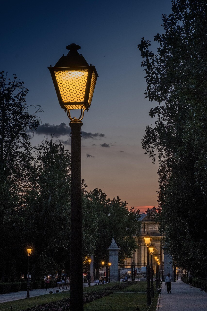 도시 속 조용한 산책코스 일상의 속도를 낮추는 밤 산책 코스 – 마음이 가라앉는 조용한 밤의 길