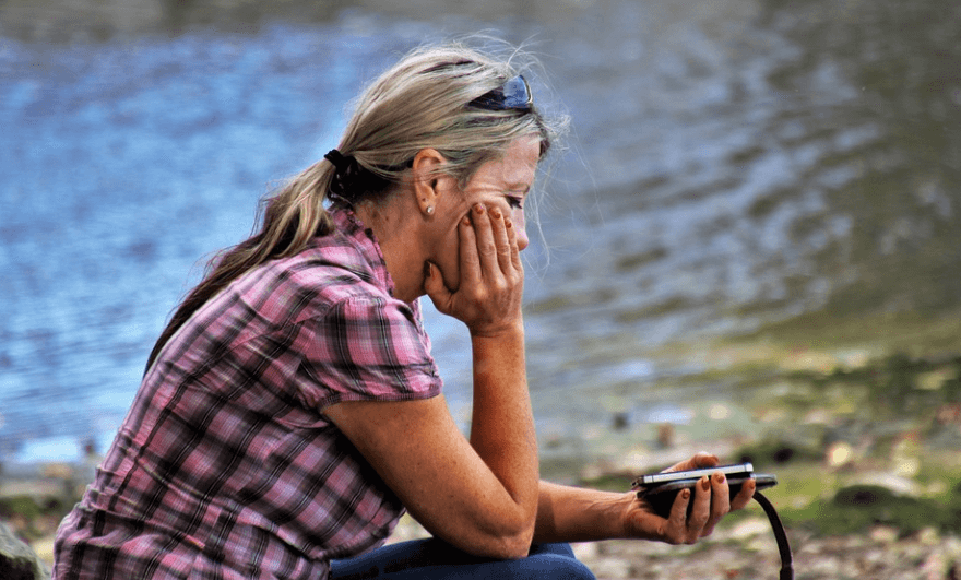 두피가 아픈 이유가 되는 수면 부족으로 피로를 느끼고 있는 여성