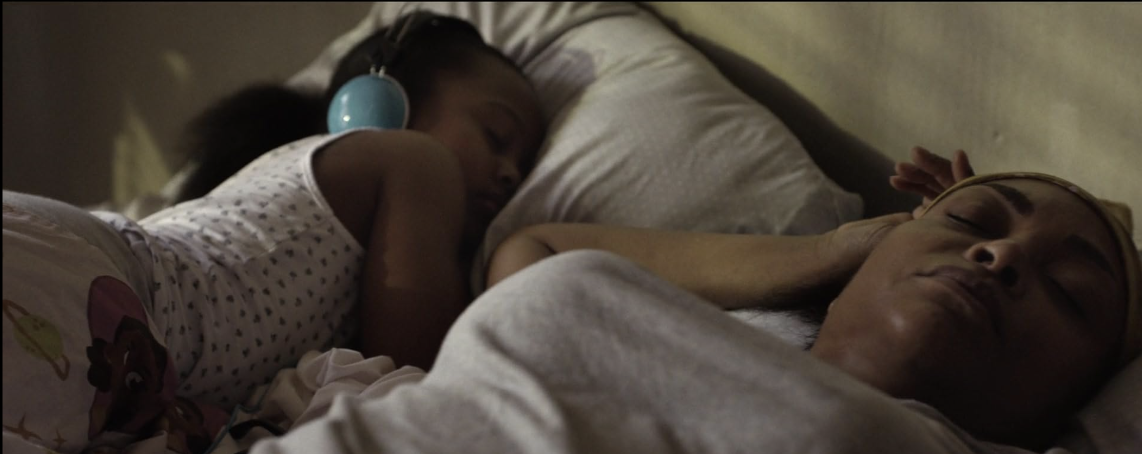 영화 《벼랑 끝에 서서》에서 베니 역을 맡은 신바드가 공원에서 자니야와 대화하는 장면 스틸컷