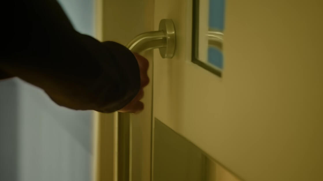 문을 열고 있는 귀주