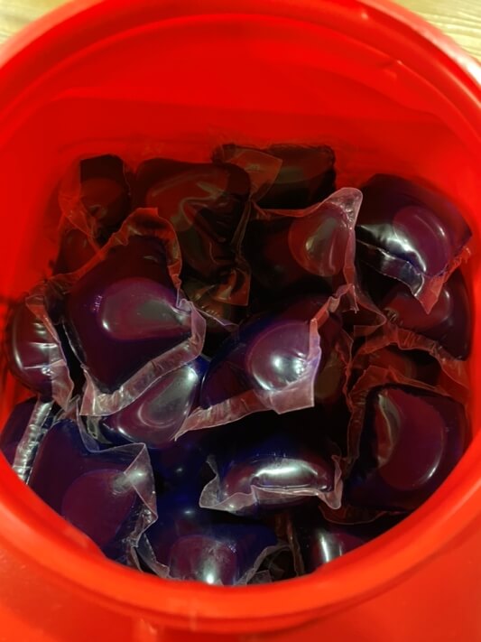 통 안에 담긴 캡슐 세제 사진