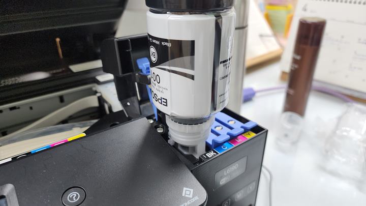 잉크 충전하는 모습