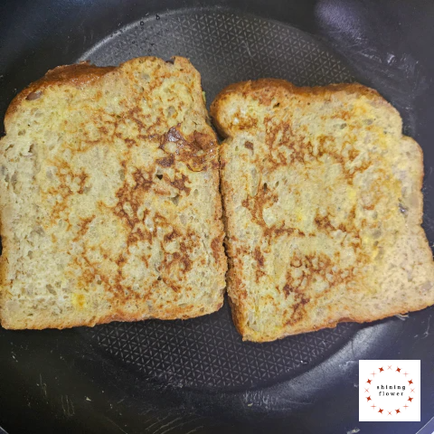 후라이팬에 계란물 적신 식빵 굽기