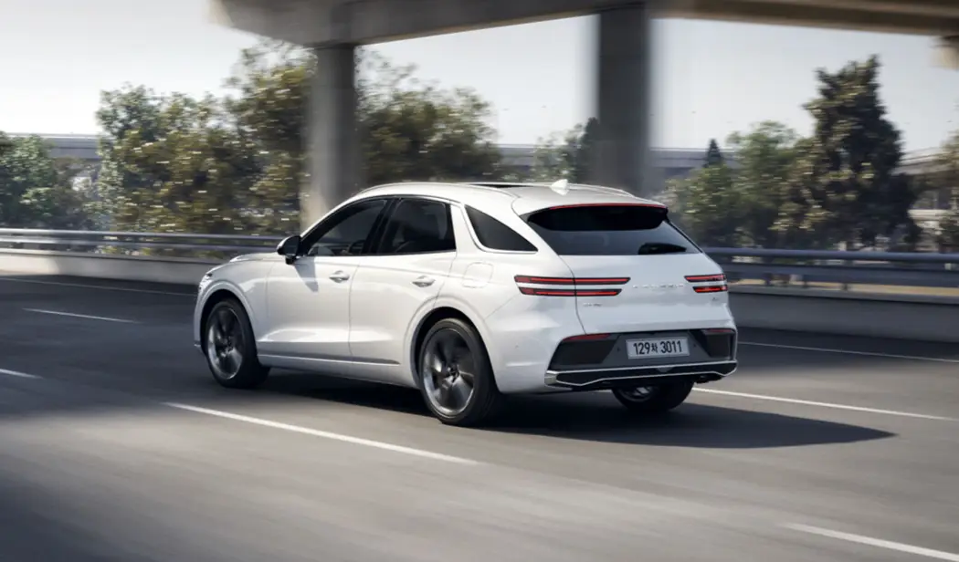 도로위 흰색 자동차가 스피디하게 달리는 뒷모습