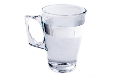 유리컵에-가득-담긴-물-한잔