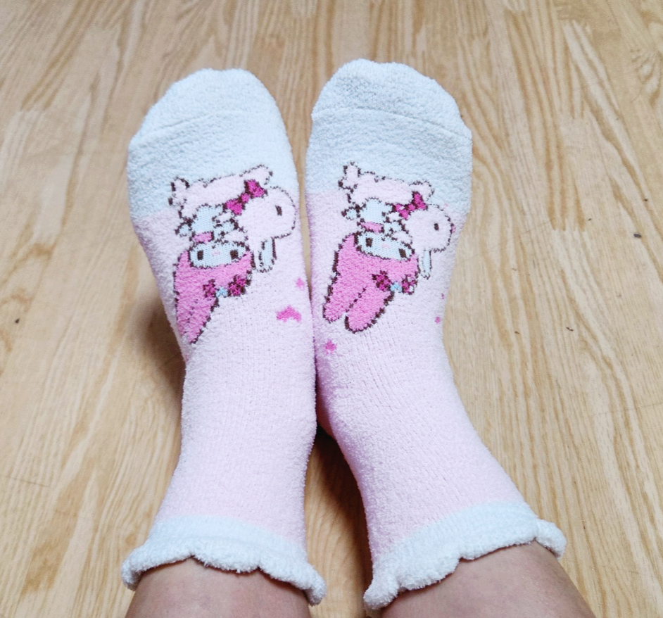 발목까지 덮는 수면양말을 신은 발
