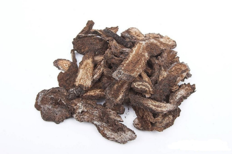 야생에서 채취를 한 육종용 나무의 뿌리를 채취를 하여 깨끗하게 세척을 한 후에 편으로 썰어놓은 것을 하얀 바닥 위에 수북하게 쌓아두고 찍은 사진