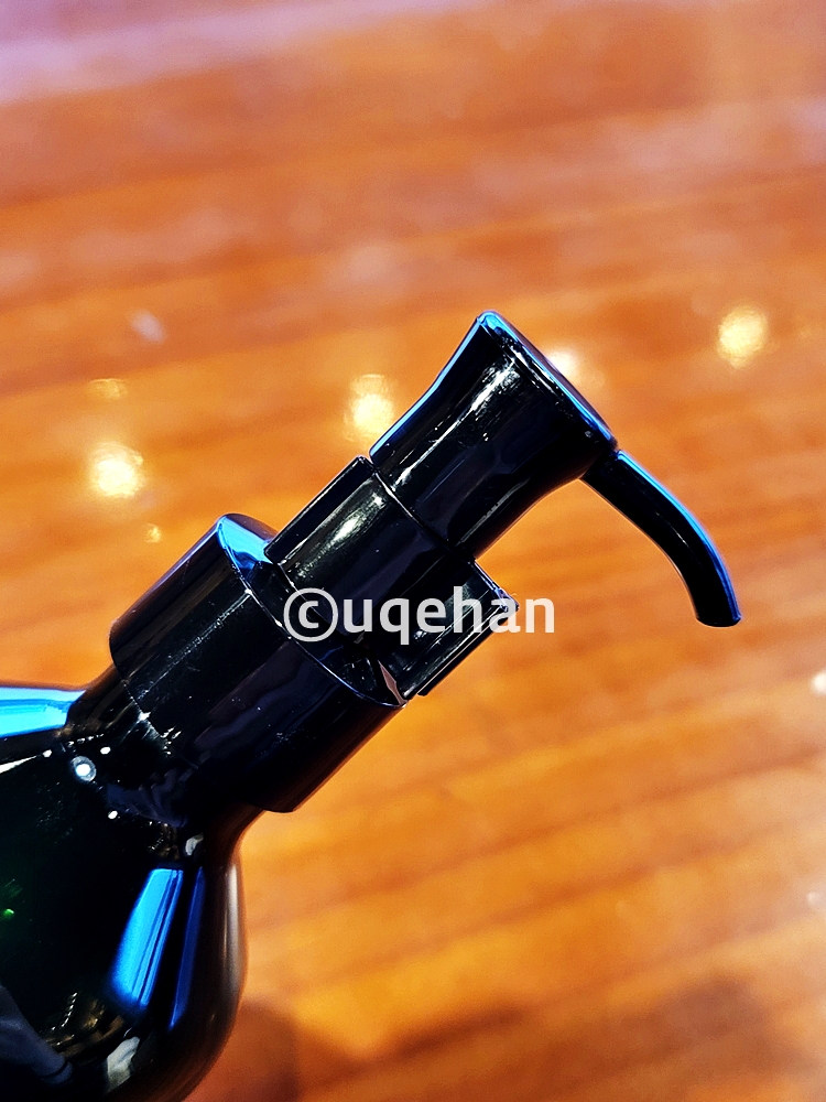 노브랜드 머릿결을 위한 소중한 영양제의 제일 윗부분 펌프의 사진이다. 플라스틱으로 고정되어 펌프가 눌려지지 않게 고정되어 있다.